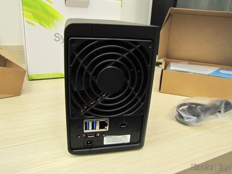 Parte traseira do Synology America DiskStation 2-Bay Diskless Network Attached Storage (DS214play)