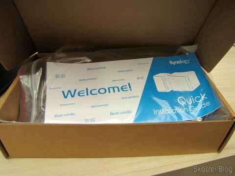 Abrindo a embalagem do Synology America DiskStation 2-Bay Diskless Network Attached Storage (DS214play)