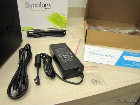 Fonte de Alimentação e Cabo de Rede do Synology America DiskStation 2-Bay Diskless Network Attached Storage (DS214play)