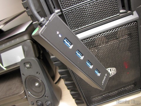 Hub USB 3.0 com 4 portas ORICO W8PH4-U3 (ORICO W8PH4-U3 4-HUB USB 3.0 Hub - Black) em funcionamento