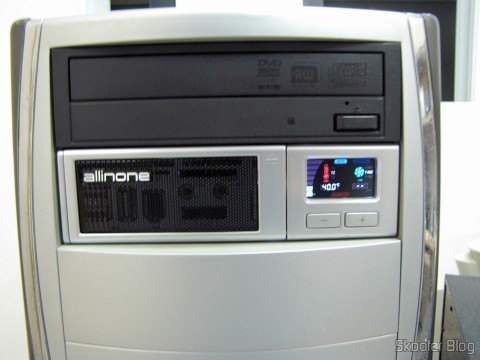 Painel Frontal Multifuncional Akasa AK-ALL-02SL All-in-One 2 para baias de 5.25" Prata instalado