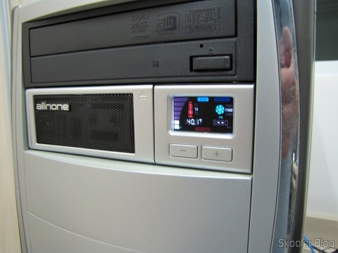 Painel Frontal Multifuncional Akasa AK-ALL-02SL All-in-One 2 para baias de 5.25" Prata instalado