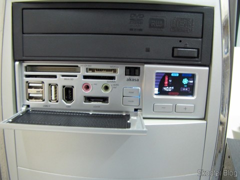 Painel Frontal Multifuncional Akasa AK-ALL-02SL All-in-One 2 para baias de 5.25" Prata instalado