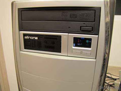 Painel Frontal Multifuncional Akasa AK-ALL-02SL All-in-One 2 para baias de 5.25" Prata instalado
