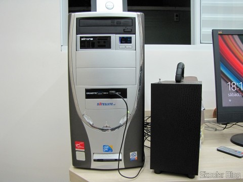 Painel Frontal Multifuncional Akasa AK-ALL-02SL All-in-One 2 para baias de 5.25" Prata instalado