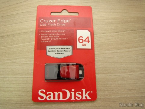 SanDisk Cruzer Edge 64 GB USB Flash Drive, em sua embalagem