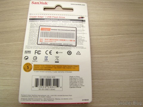 SanDisk Cruzer Edge 64 GB USB Flash Drive, em sua embalagem