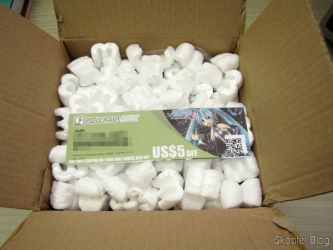 Abrindo a caixa da Play-Asia com a Playstation Move Charging Station, cupom de US$ 5,00 para a próxima compra