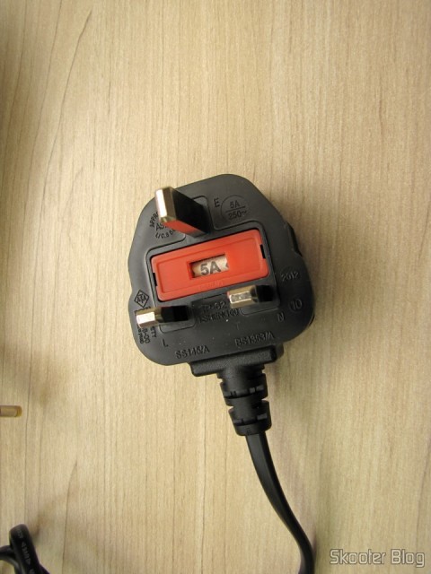 Tomada da Playstation Move Charging Station, no padrão chinês