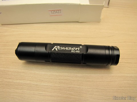 DealExtreme (DX): Mais 3 Lanternas Romisen Cree RC-R5 XP-G R5 300 Lumens 3 Modos, Preta, bateria AA ou 14500 8 Uma das 3 Lanternas Romisen Cree RC-R5 XP-G R5 300 Lumens 3 Modos, Preta, bateria AA ou 14500 (Romisen RC-R5 Cree XP-G R5 300-Lumen 3-Mode White Flash Light – Black (1 x AA / 1 x 14500))