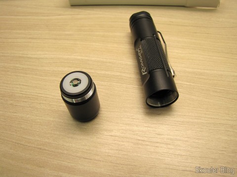 DealExtreme (DX): Mais 3 Lanternas Romisen Cree RC-R5 XP-G R5 300 Lumens 3 Modos, Preta, bateria AA ou 14500 11 Uma das 3 Lanternas Romisen Cree RC-R5 XP-G R5 300 Lumens 3 Modos, Preta, bateria AA ou 14500 (Romisen RC-R5 Cree XP-G R5 300-Lumen 3-Mode White Flash Light – Black (1 x AA / 1 x 14500))