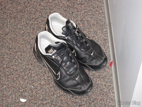 Netshoes: Tênis Mizuno Wave Legend 4 O Nike Air, que me acompanhou por vários anos, passou por 5 países, fez longas caminhadas no piso, no asfalto, no concreto, na neve, e até jogou futebol em gramado sintético. Só "morreu" quando a sola de borracha se desgastou por completo.