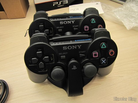 Official Dualshock 3 Charging Station (PS3) (SONY) com os Dualshock 3 conectados