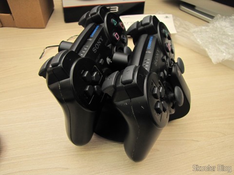Official Dualshock 3 Charging Station (PS3) (SONY) com os Dualshock 3 conectados