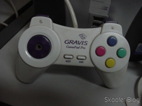 Playstation One: Embalagem e Acessórios. E um pouco de PCs... 3 Destaque para o Gravis Gamepad Pro, era provavelmente um dos melhores joysticks da época e uma de minhas primeiras importações