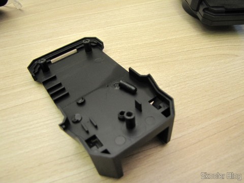 Suporte Giratório Universal de Celular/GPS para Carro (Universal Car Swivel Mount Holder – Black) por dentro, com um pino quebrado