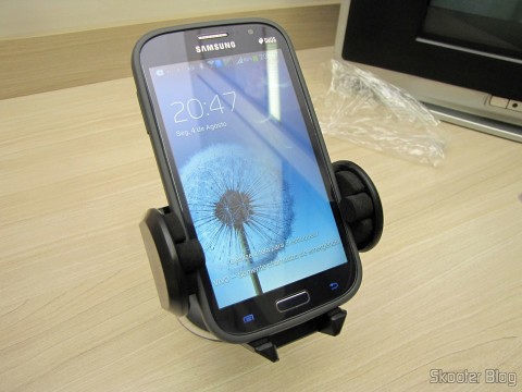 Suporte Giratório Universal de Celular/GPS para Carro (Universal Car Swivel Mount Holder – Black), com celular acoplado