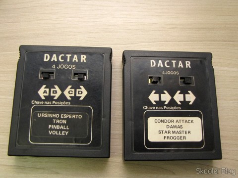 Atari 2600 17 Cartucho de 4 Jogos Dactar com Condor Attack, Damas, Star Master, e Frogger; e Caixa de Cartucho de 4 Jogos Apple Vision com Ursinho Esperto, Tron, Pinball, e Volley