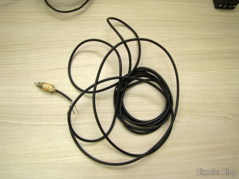 O cabo de RF, com emenda já desfeita e plug quebrado