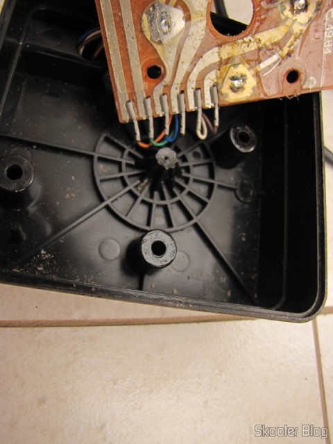 O joystick por dentro, com a placa com alguns reparos domésticos