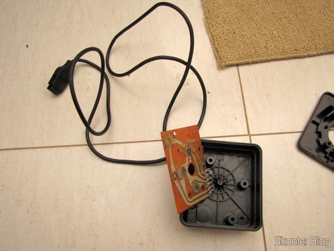 O joystick por dentro, com a placa com alguns reparos domésticos