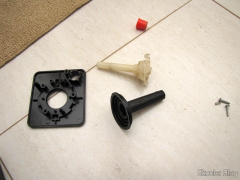 O joystick por dentro, com óleo na torre