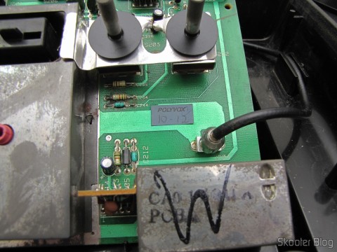 A placa do Atari 2600, com selo da Polyvox