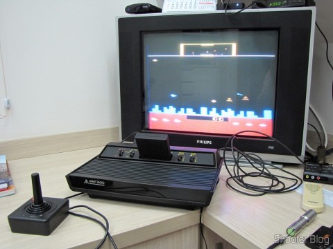 Atari 2600 em funcionamento com o jogo Defender
