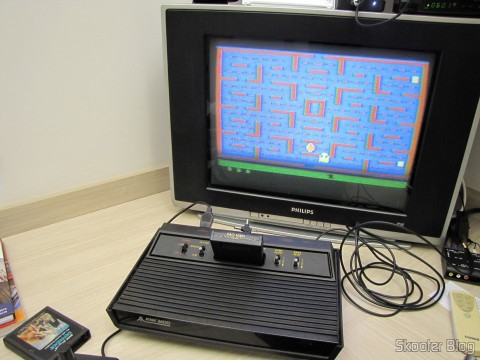 Atari 2600 em funcionamento com o jogo Pac Man
