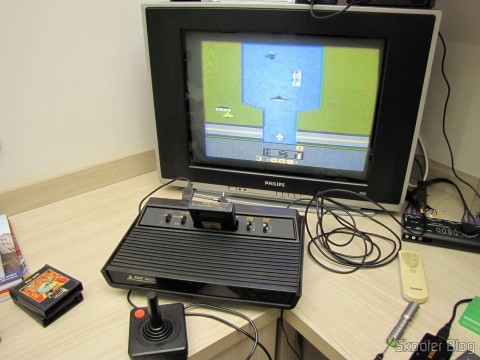 Atari 2600 em funcionamento com o jogo River Raid