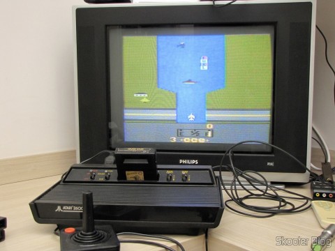Atari 2600 em funcionamento com o jogo River Raid