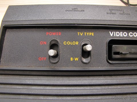 Detalhe das chaves Power e TV Type do Atari 2600 da Polyvox