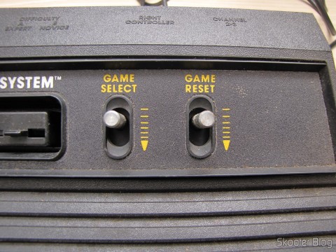 Detalhe das chaves Game Select e Game Reset do Atari 2600 da Polyvox