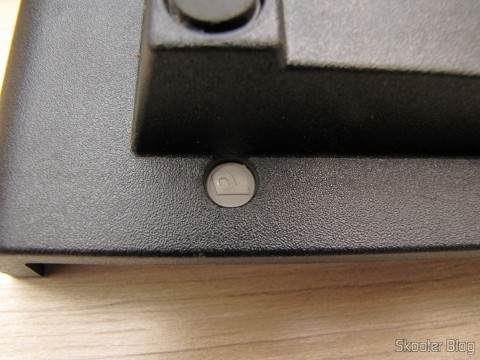 Lacre de fábrica da Polyvox nos parafusos do console
