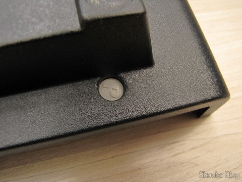 Lacre de fábrica da Polyvox nos parafusos do console Lacre de fábrica da Polyvox nos parafusos do console