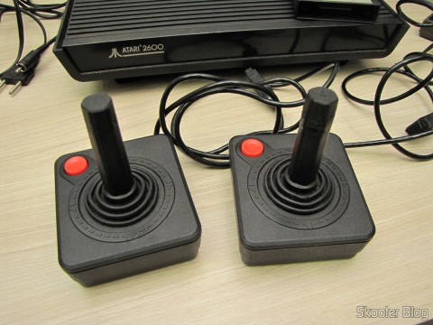 Joysticks que acompanham o Atari 2600