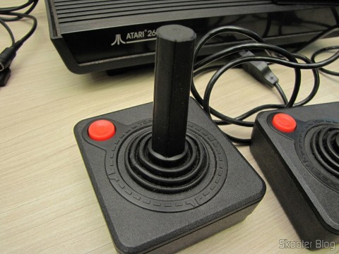 Joysticks que acompanham o Atari 2600