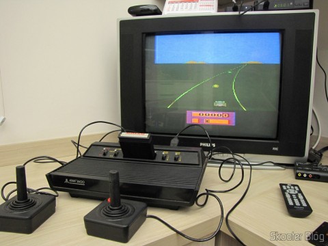 Atari 2600 em funcionamento, com o jogo Enduro da Activision