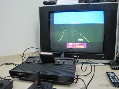 Atari 2600 em funcionamento, com o jogo Enduro da Activision