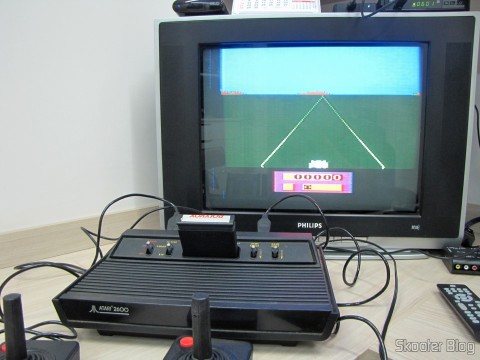 Atari 2600 em funcionamento, com o jogo Enduro da Activision