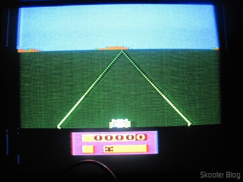 Atari 2600 em funcionamento, com o jogo Enduro da Activision