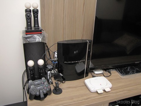 À esquerda da TV: Playstation 3 e Playstation One