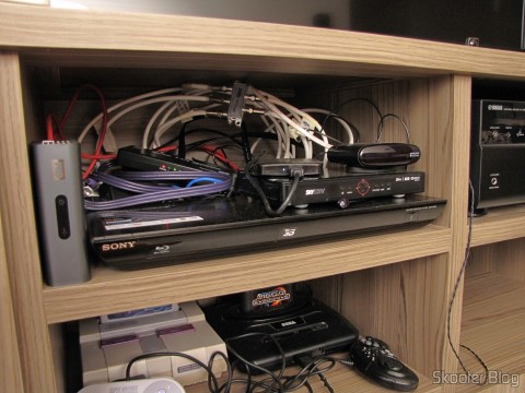 Nicho com WD TV Live, Blu-Ray Player, Decodificador da Sky e outros itens