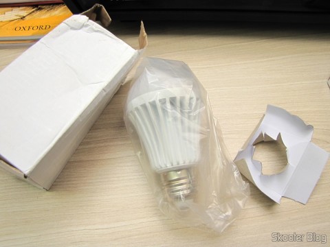 Desembando uma das 3 Lâmpadas de Bulbo Brancas com 9 LEDs 630lm 6500K 9W E27 100~240V AC (E27 9W 6500K 630lm 9-LED White Light Bulb (AC 100~240V))