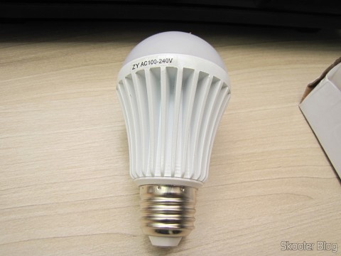 Lâmpada de Bulbo Branca com 9 LEDs 630lm 6500K 9W E27 100~240V AC (E27 9W 6500K 630lm 9-LED White Light Bulb (AC 100~240V))