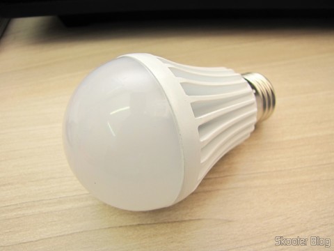 Lâmpada de Bulbo Branca com 9 LEDs 630lm 6500K 9W E27 100~240V AC (E27 9W 6500K 630lm 9-LED White Light Bulb (AC 100~240V))