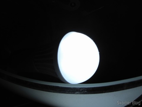 Uma das 3 Lâmpadas de Bulbo Brancas com 9 LEDs 630lm 6500K 9W E27 100~240V AC (E27 9W 6500K 630lm 9-LED White Light Bulb (AC 100~240V)) em funcionamento
