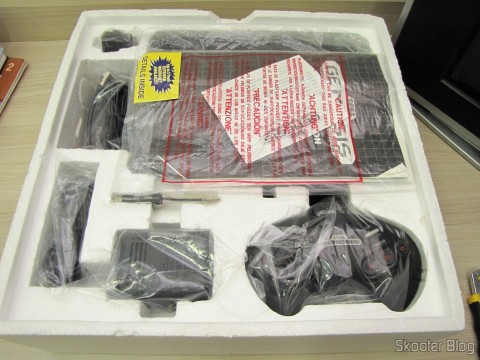 Sega Genesis com seus manuais e acessórios dentro da caixa