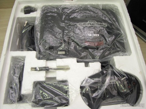 Sega Genesis com seus acessórios dentro da caixa