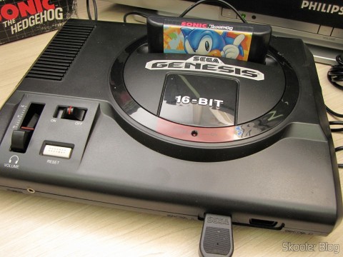 Sega Genesis com cartucho Sonic The Hedgehog, tudo pronto para jogar
